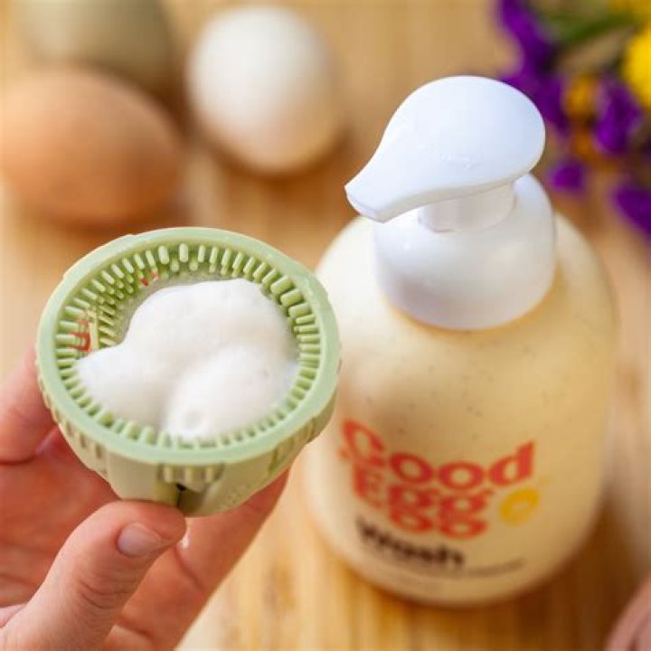 Should i wash muddy eggs?
